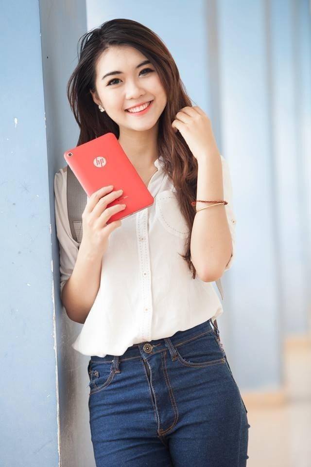 Hình Ảnh Cô Gái Đẹp Ngắm Nhìn Vẻ Đẹp Tinh Khôi Và Quyến Rũ Qua Bộ Sưu Tập Đa Dạng