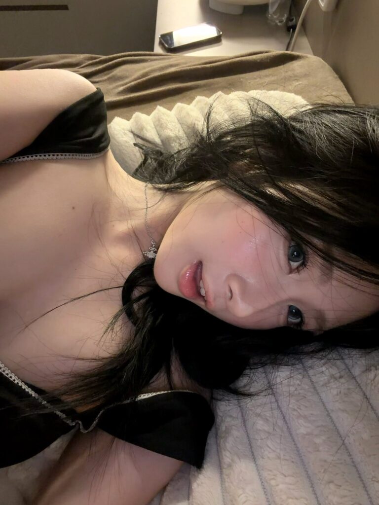 Ảnh Gái Xinh Cute Đeo Kính Bộ Sưu Tập Nóng Bỏng Nhất Hè Này Khiến Lòng Người Xao Xuyến